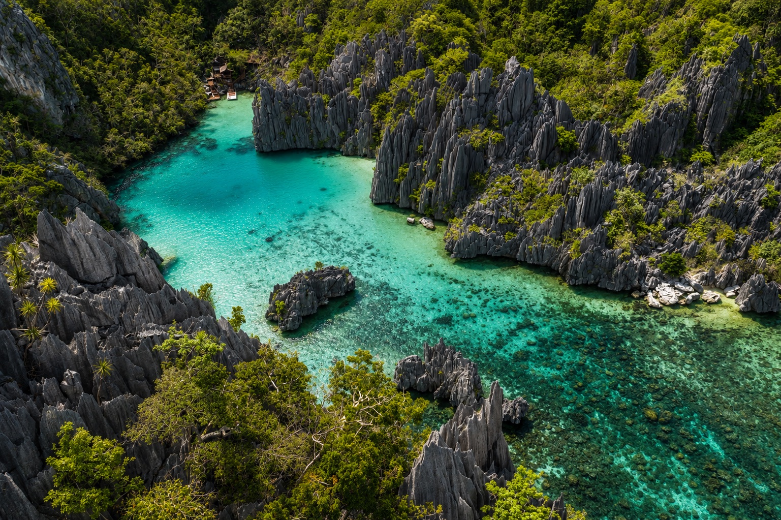 El Nido Tour D island hopping — Cadlao Lagoa and beaches, Palawan